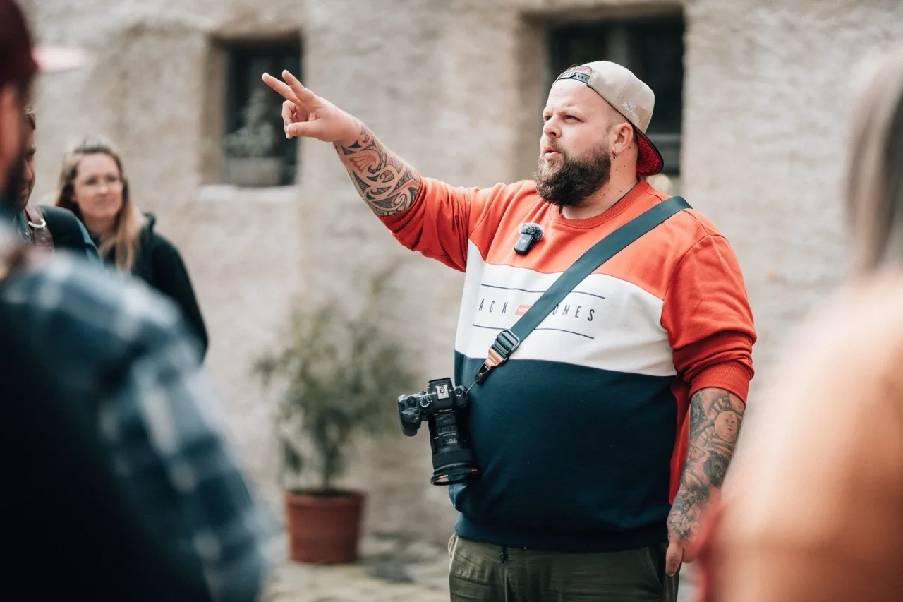 Kenji vysvětluje postup během praktického workshopu