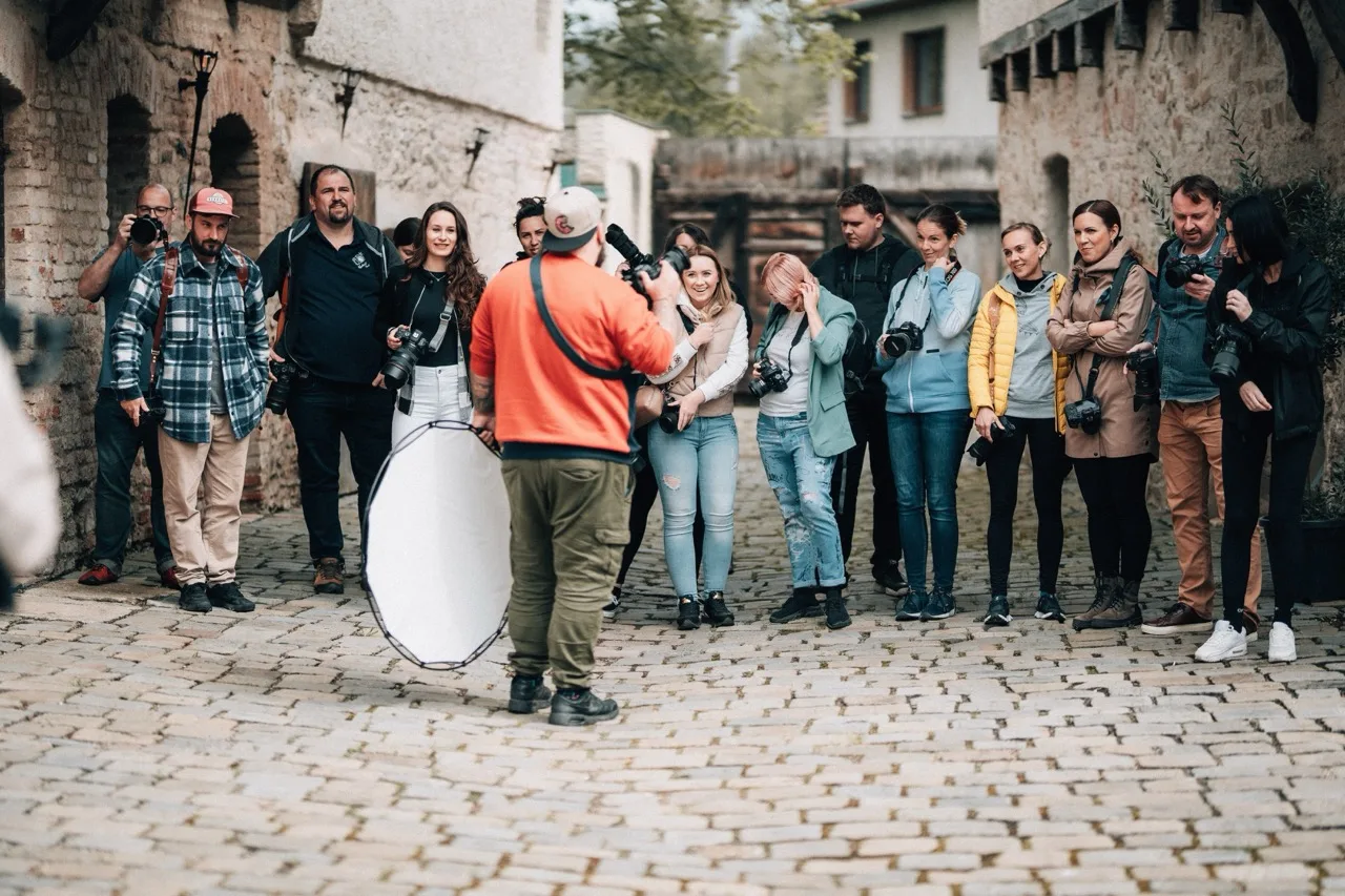 Kenji vede skupinu fotografů při praktické lekci